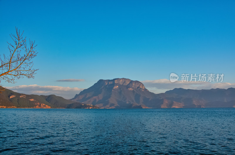 云南丽江泸沽湖水鸟与格姆女神山狮子山