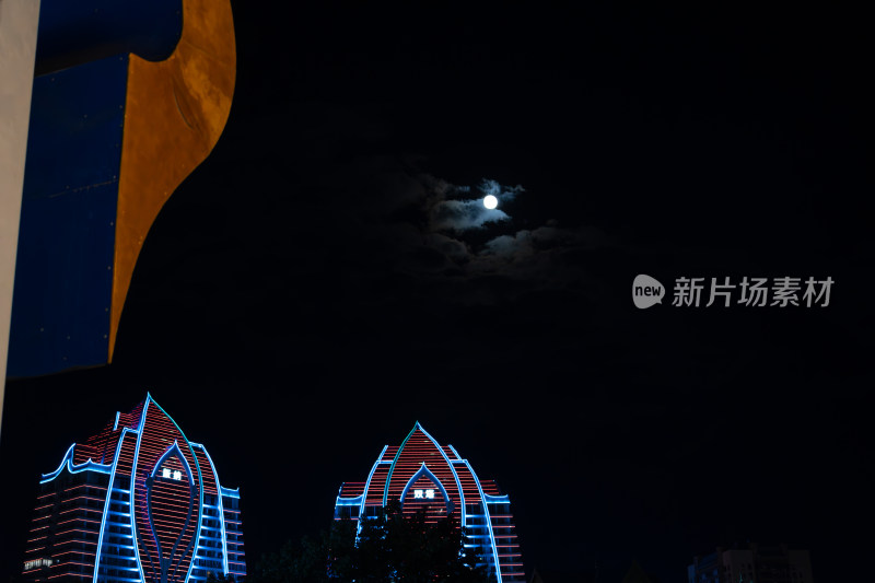 西双版纳夜晚城市建筑与明月景观