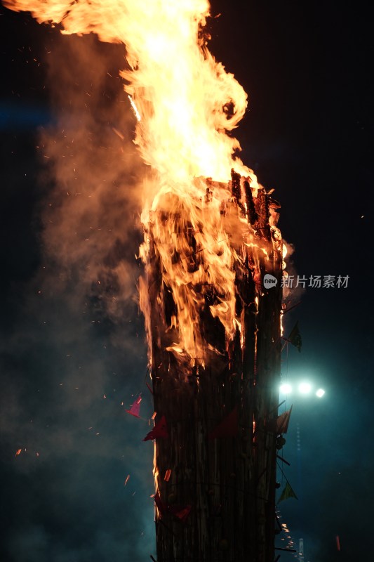 云南大理火把节夜晚熊熊燃烧的篝火