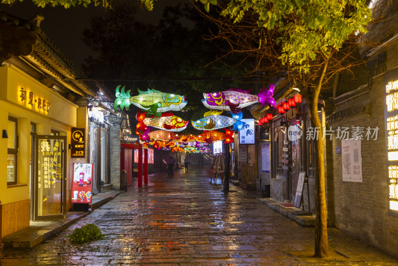 山西忻州古城南关大街雨夜风光