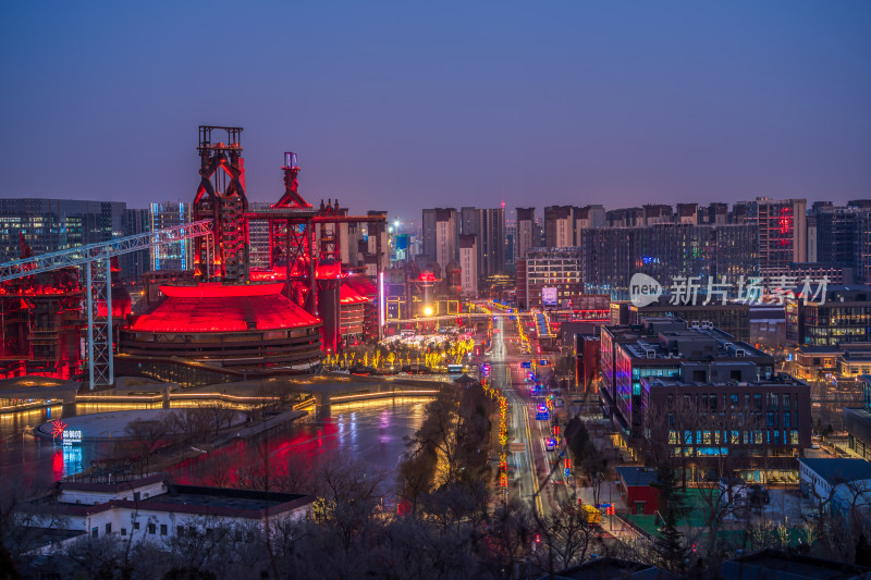 北京首钢园傍晚城市天际线下的工业遗产