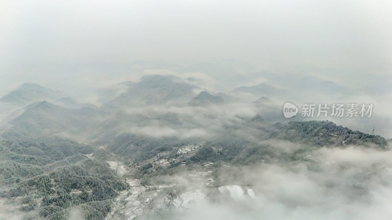 重庆酉阳：大雪纷飞赏雪忙