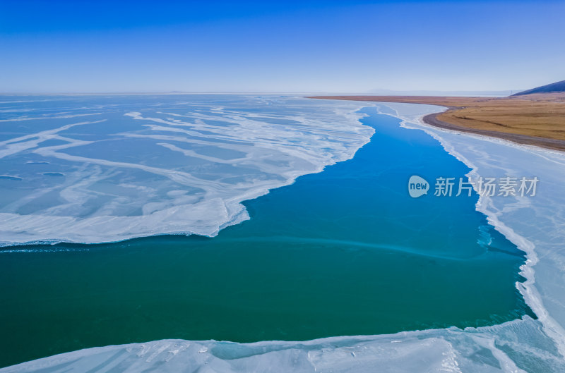 冬日冰封的青海湖风光