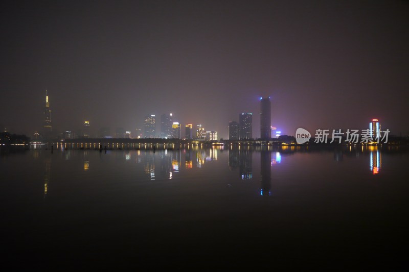 南京玄武湖畔夜景