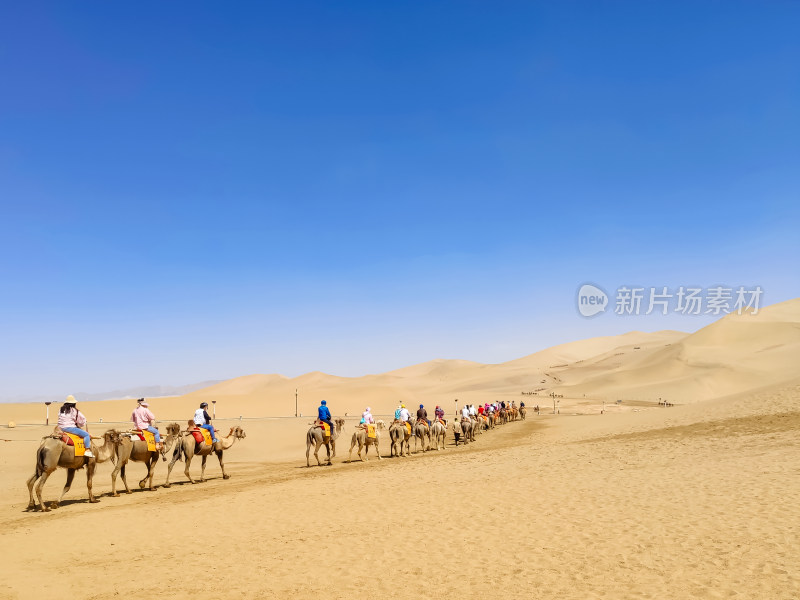 敦煌鸣沙山月牙泉风景