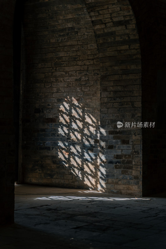 古建筑内光影斑驳墙面景象