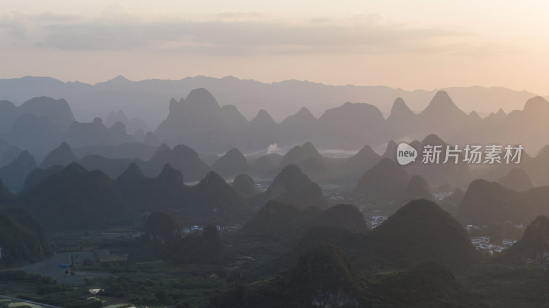 鸟瞰日落时分的桂林山景