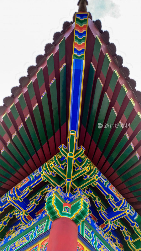 中式古建筑屋檐彩绘细节