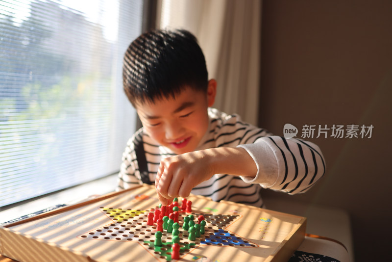 正在下跳跳棋的中国小学生