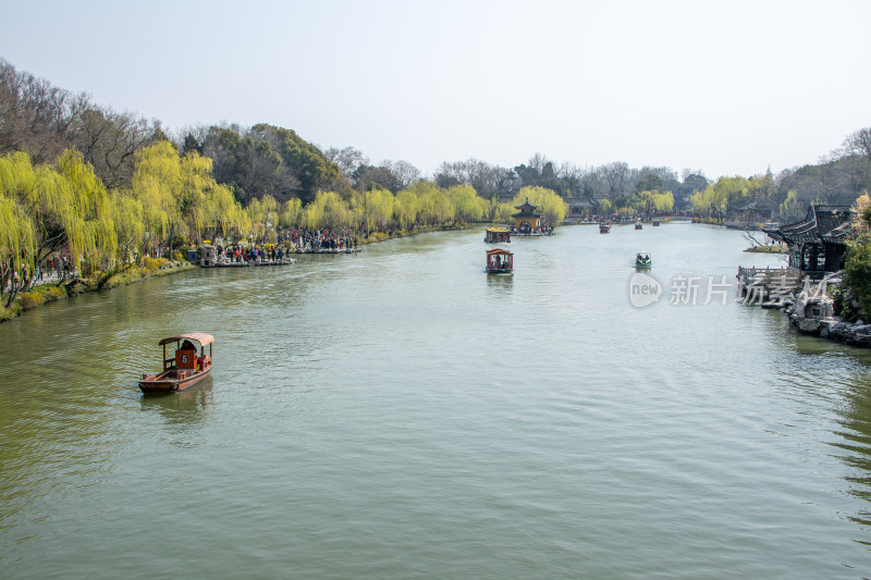 江苏省扬州市瘦西湖风景区湖岸春色