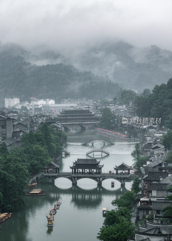 雨天烟雨朦胧的凤凰古城