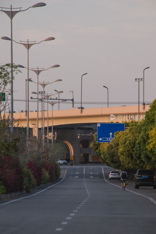 城市夕阳下的公路