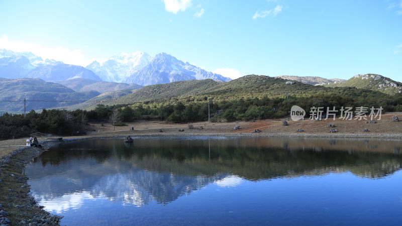 泸沽湖湖面倒影