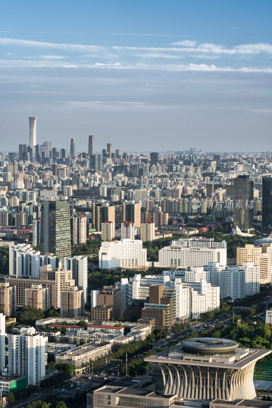晴朗的下午鸟瞰北京城市天际线