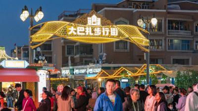 中秋节傍晚时的中国新疆国际大巴扎