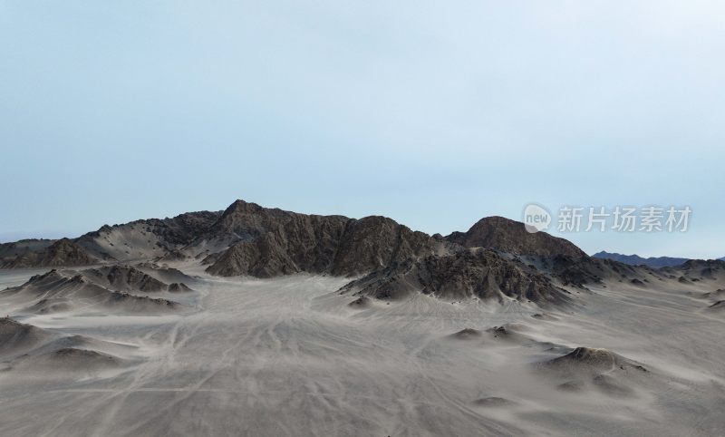 荒凉沙漠中的连绵山丘全景