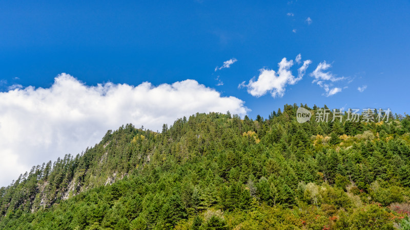 四川阿坝九寨沟景区初秋的山峰