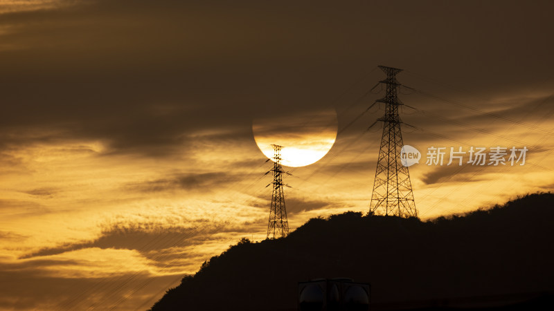 大太阳落日余晖下的电力塔