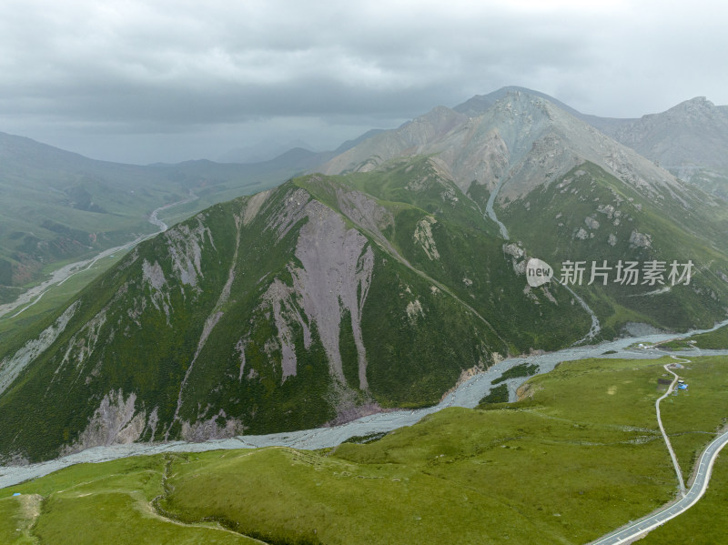 航拍连接青海祁连县与甘肃肃南县的二尕公路