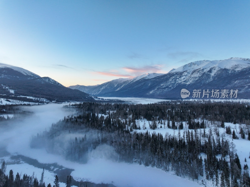 新疆阿勒泰喀纳斯雪景神仙湾晨雾雪山森林