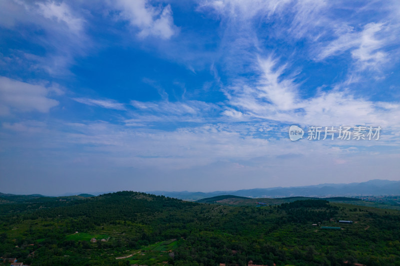 夏季山顶风景蓝天白云