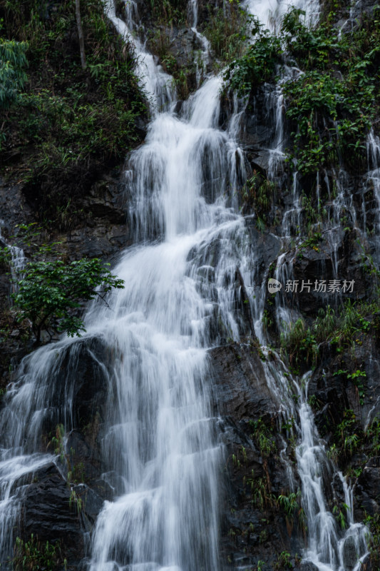 山间自然瀑布景观