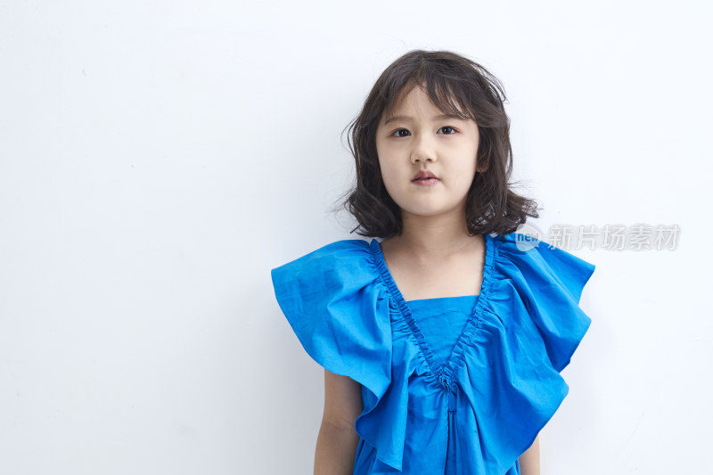 白色色背景的可爱的亚洲小女孩（儿童）