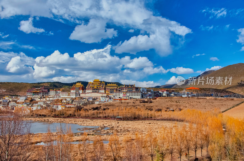 云南迪庆香格里拉松赞林寺景区湖泊草地秋景