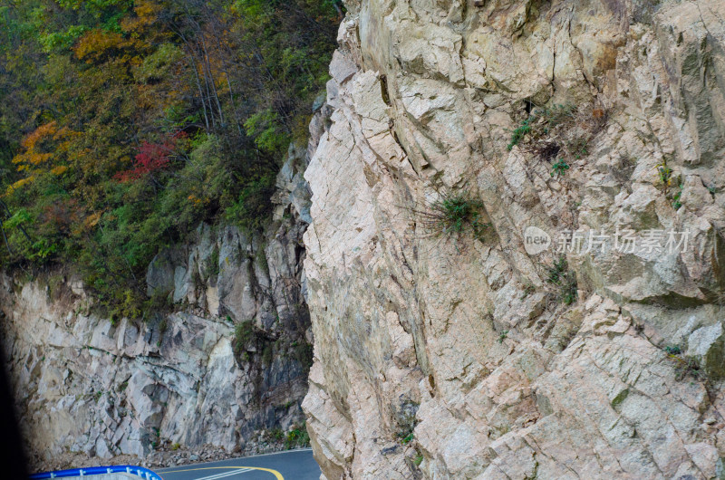 洛阳白云山风景区岩石上开凿出来的公路