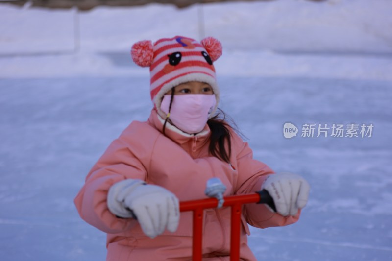 冬日小女孩雪地玩耍