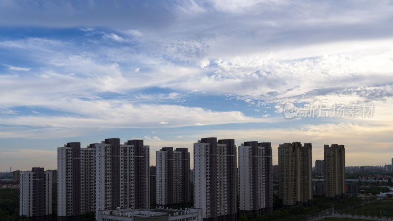 蓝天白云下的城市高层住宅楼群