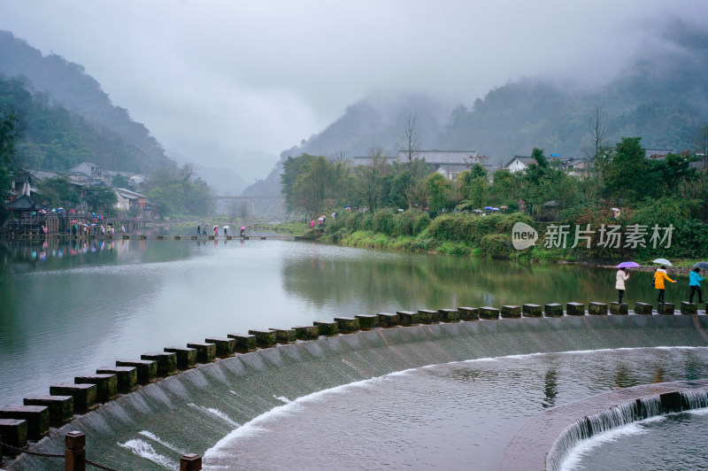 烟雨中的四川柳江古镇