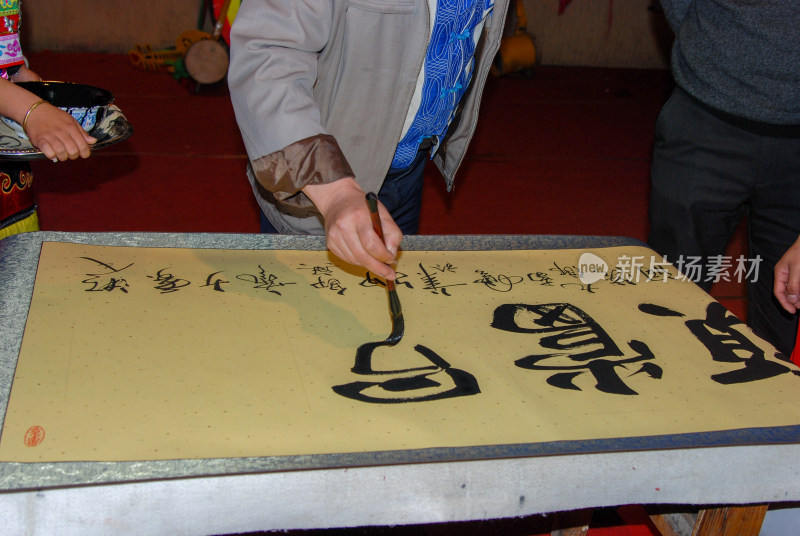 书法家现场挥毫书写毛笔字