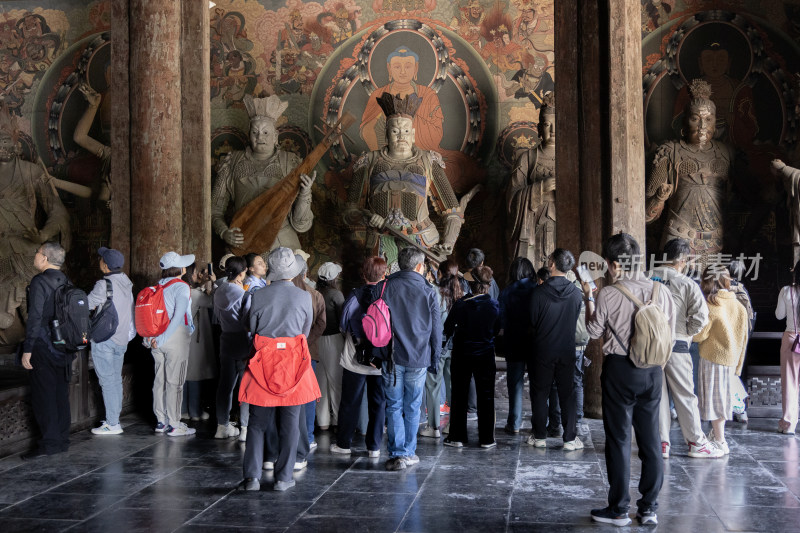 山西大同辽金善化寺大雄宝殿内各地游客参观