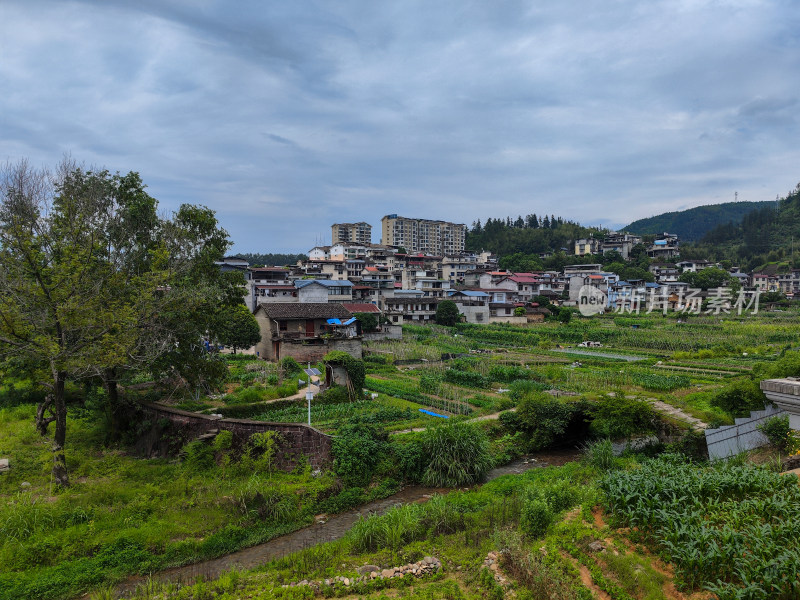 乡村田园风光与村庄建筑的全景展示