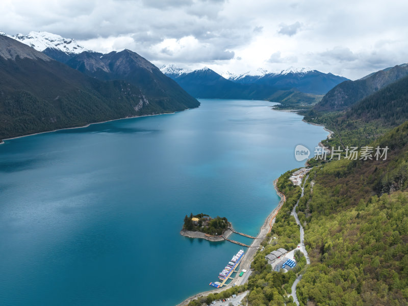 西藏林芝地区巴松错村庄神湖春色高空航拍