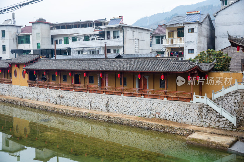 水边古建筑群与现代建筑相映成趣的景象