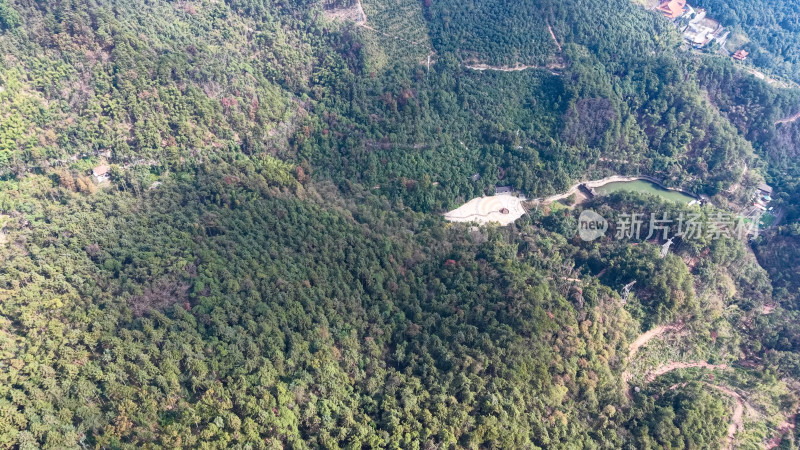 连绵起伏巍峨大山航拍图