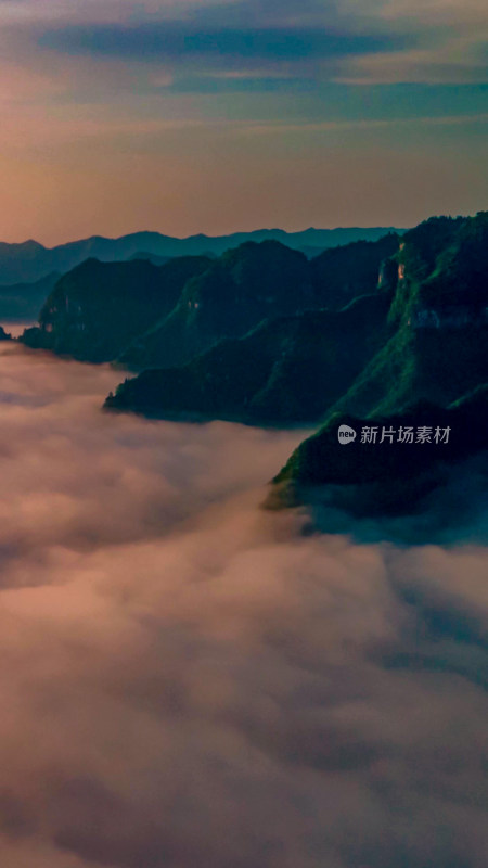 山间云海云雾缭绕摄影图