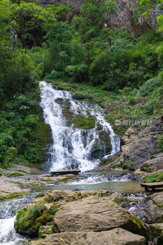 重庆黑山谷的瀑布水流景观