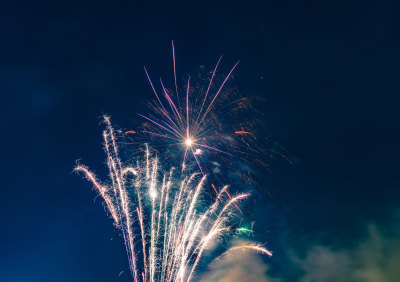 春节烟花绽放夜空