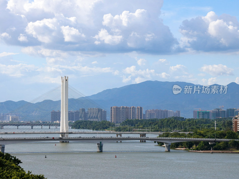 蓝天白云下，广东省惠州市现代城市建筑风光