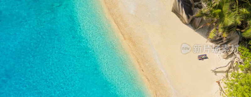 俯瞰热带海滩与清澈海水