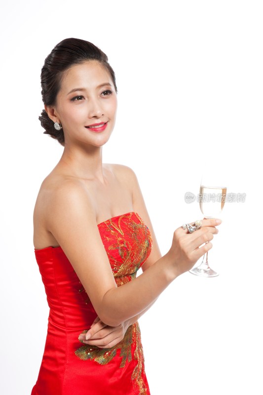 棚拍身穿中国传统服装的年轻女人举杯
