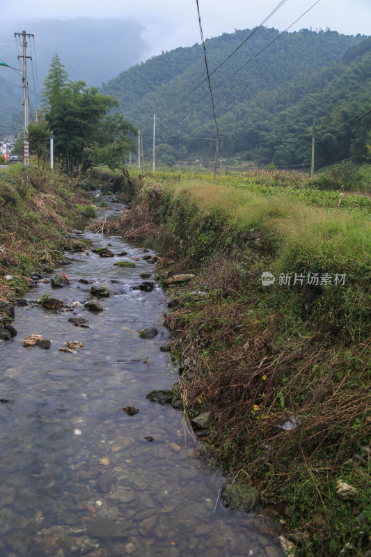 溪流  流水 远山 乡村