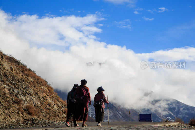 中国西藏虔诚的藏民朝拜转山