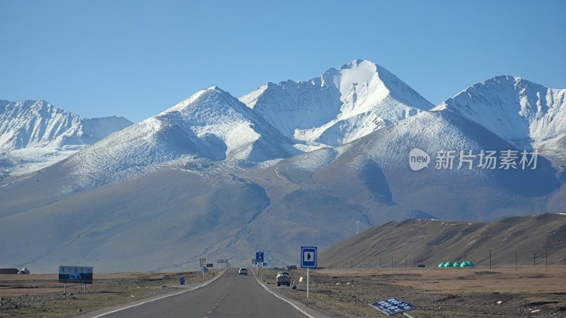 雪山下的公路，壮丽的自然风景