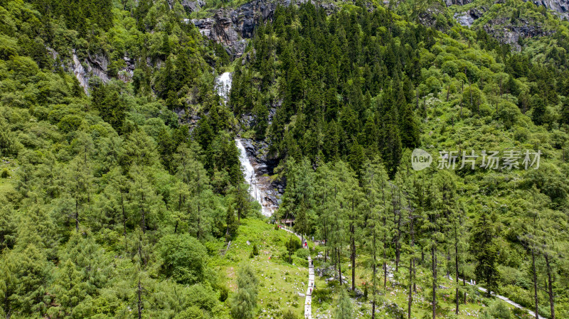 四川阿坝理县毕棚沟景区的高山瀑布