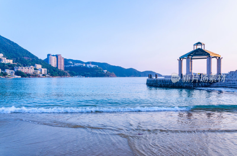 香港浅水湾滨海沙滩与海岸休息凉亭