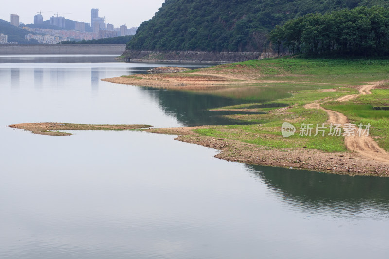 春天的大连大西山水库绿意盎然湖面平静